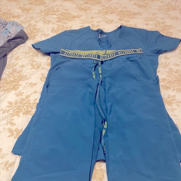Scrubs. Small/Xsmall - Picture 3 of 10